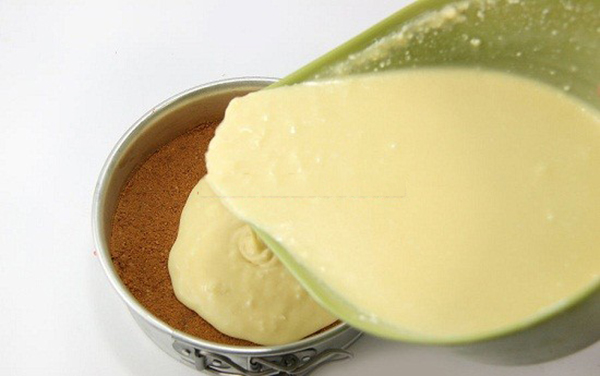 Cách làm cheesecake sữa chua : đổ phần hỗn hợp cốt bánh ra khay